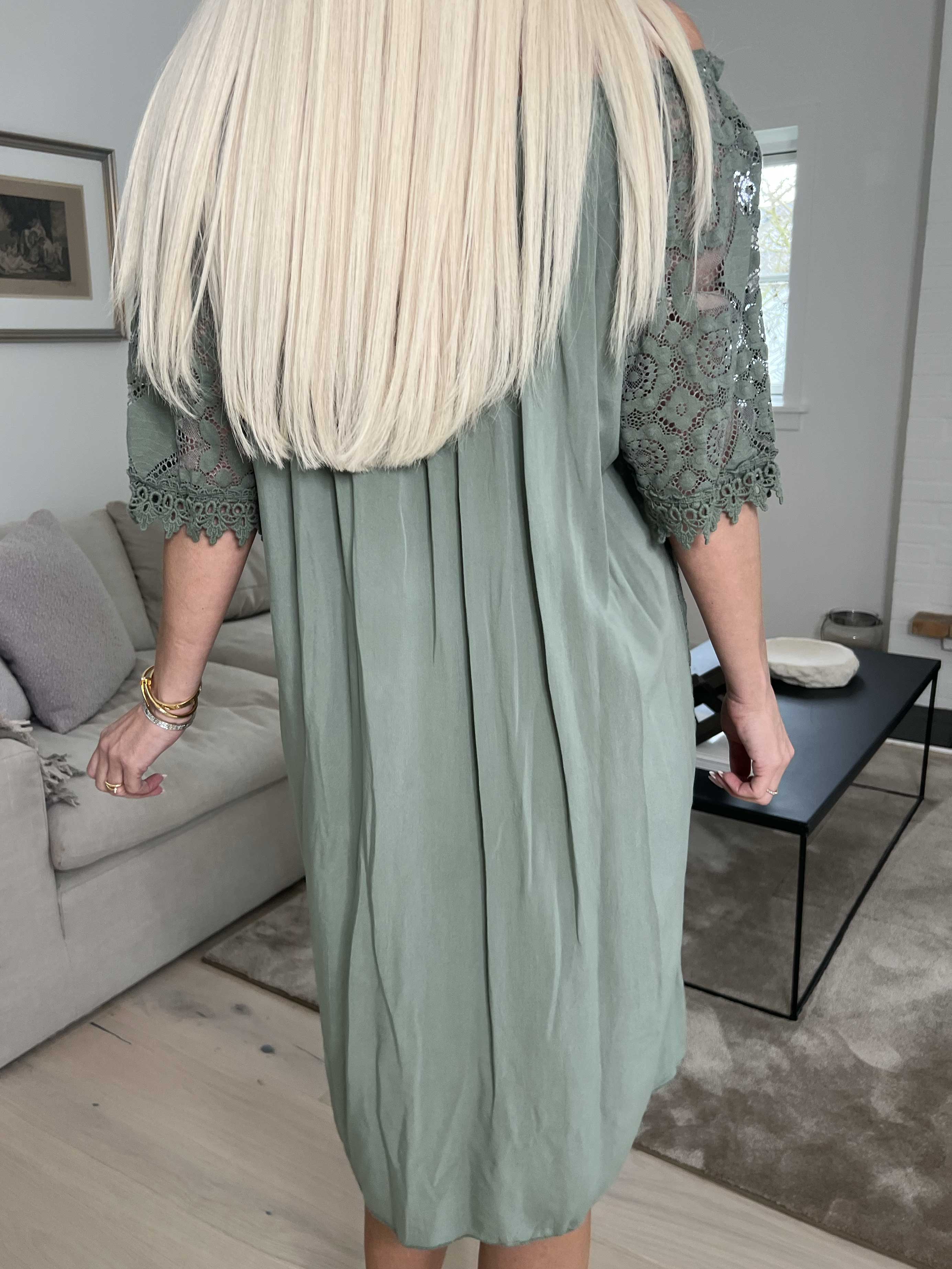 Thea - Söt spetsklänning med elastisk halsringning